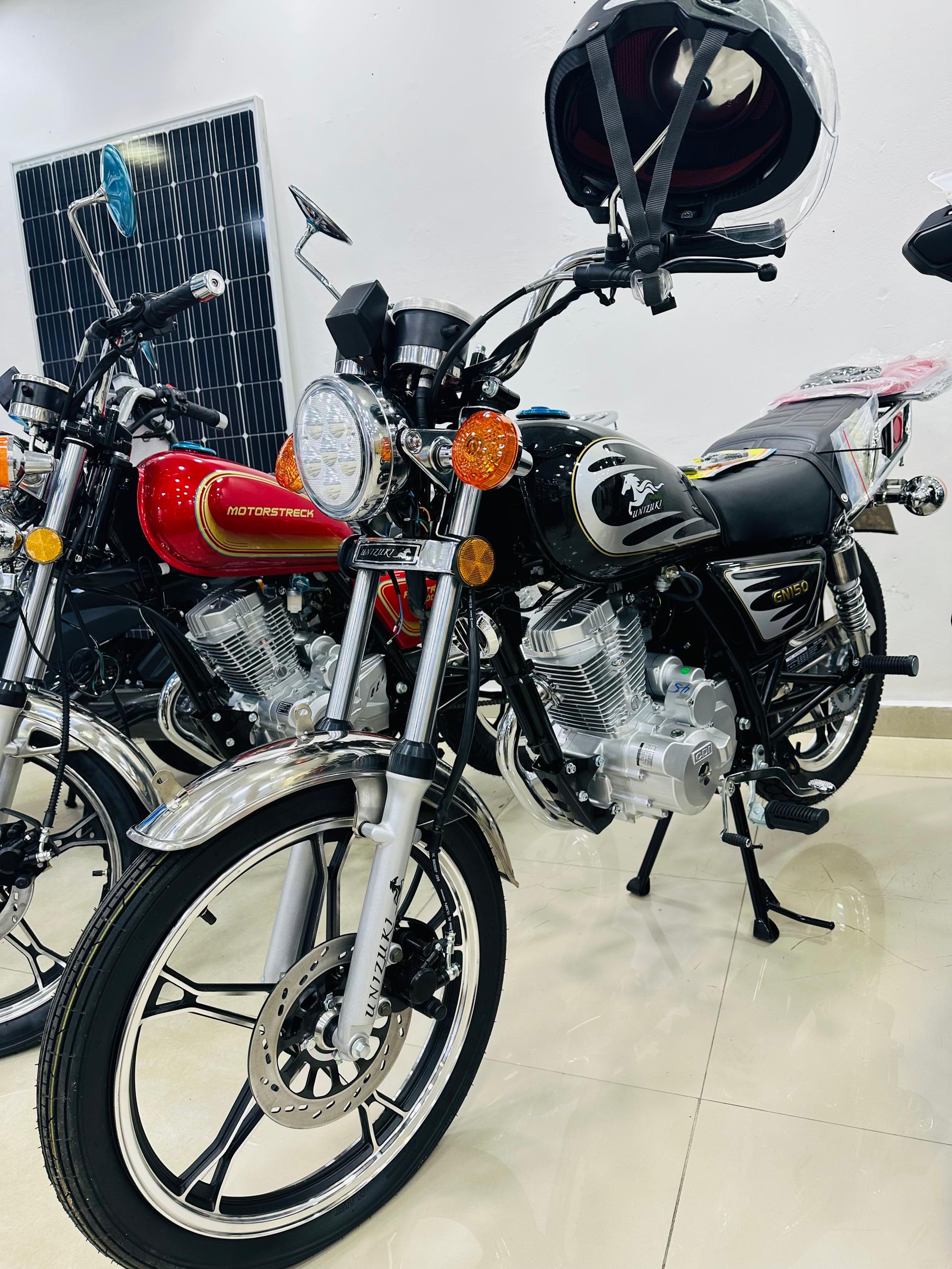 Moto de combustión marca Unizuki de 125 cc y 150 cc con casco y capas de regalo