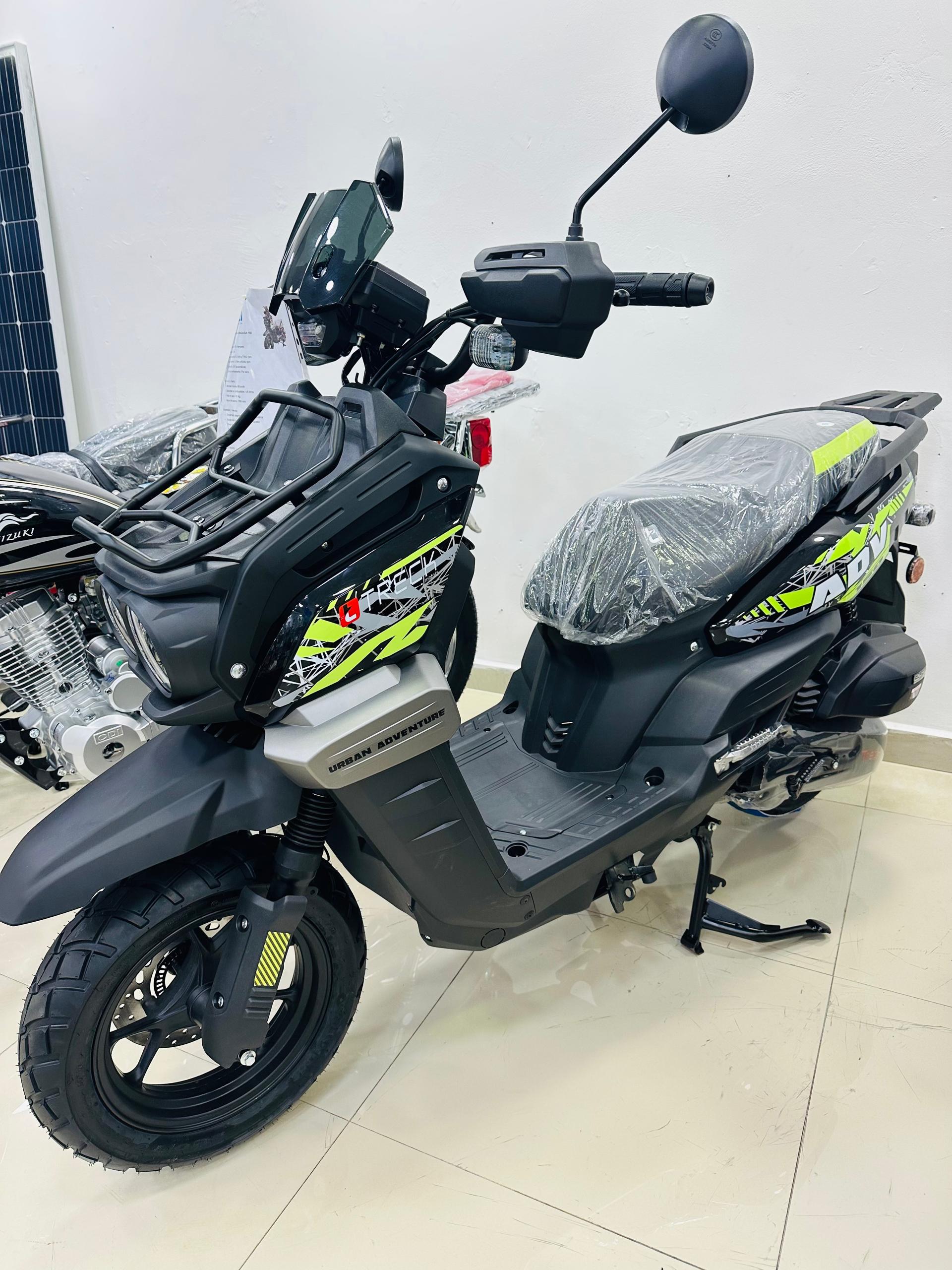 Moto de combustión de 150 cc marca Treck Modelo Acorazada