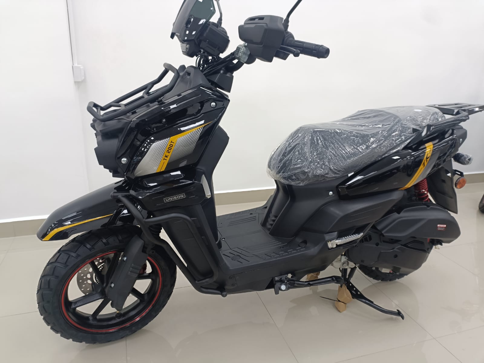 Moto de combustión marca AVA  de 200 CC 