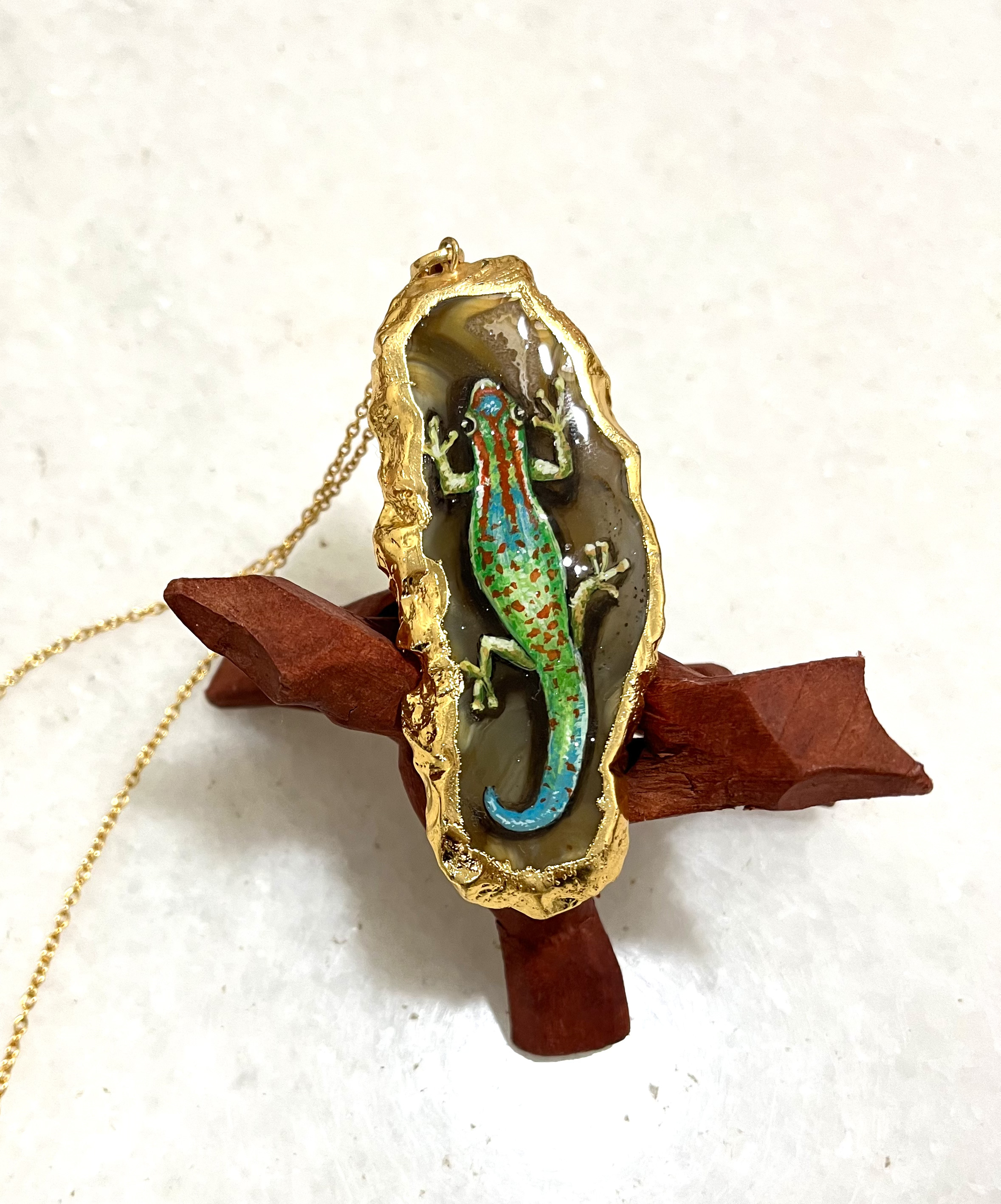 Gold Dust Gecko agate necklace -hand painted stone necklace, agate stone jewellery, unisex reptile necklace, gecko gifts