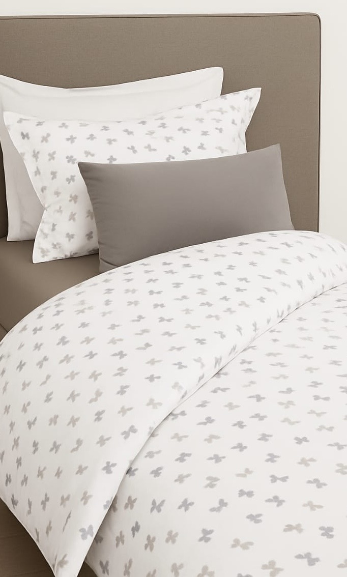 Parure Housse de Couette Taupe et Blanc – Motif Papillon