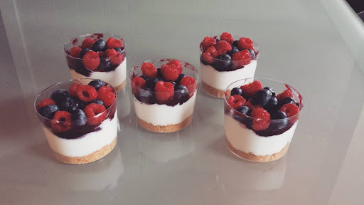 Poulet chasseur, Légumes de saison poêlés + Mini cheesecake aux fruits rouges
