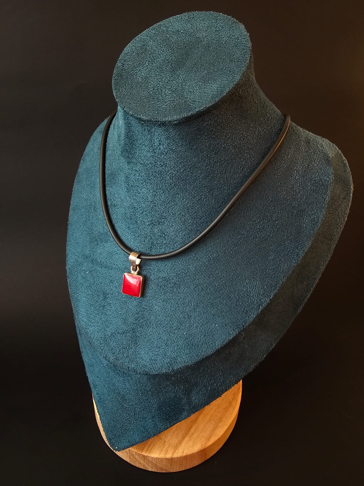 Collar con dije rojo en plata 925