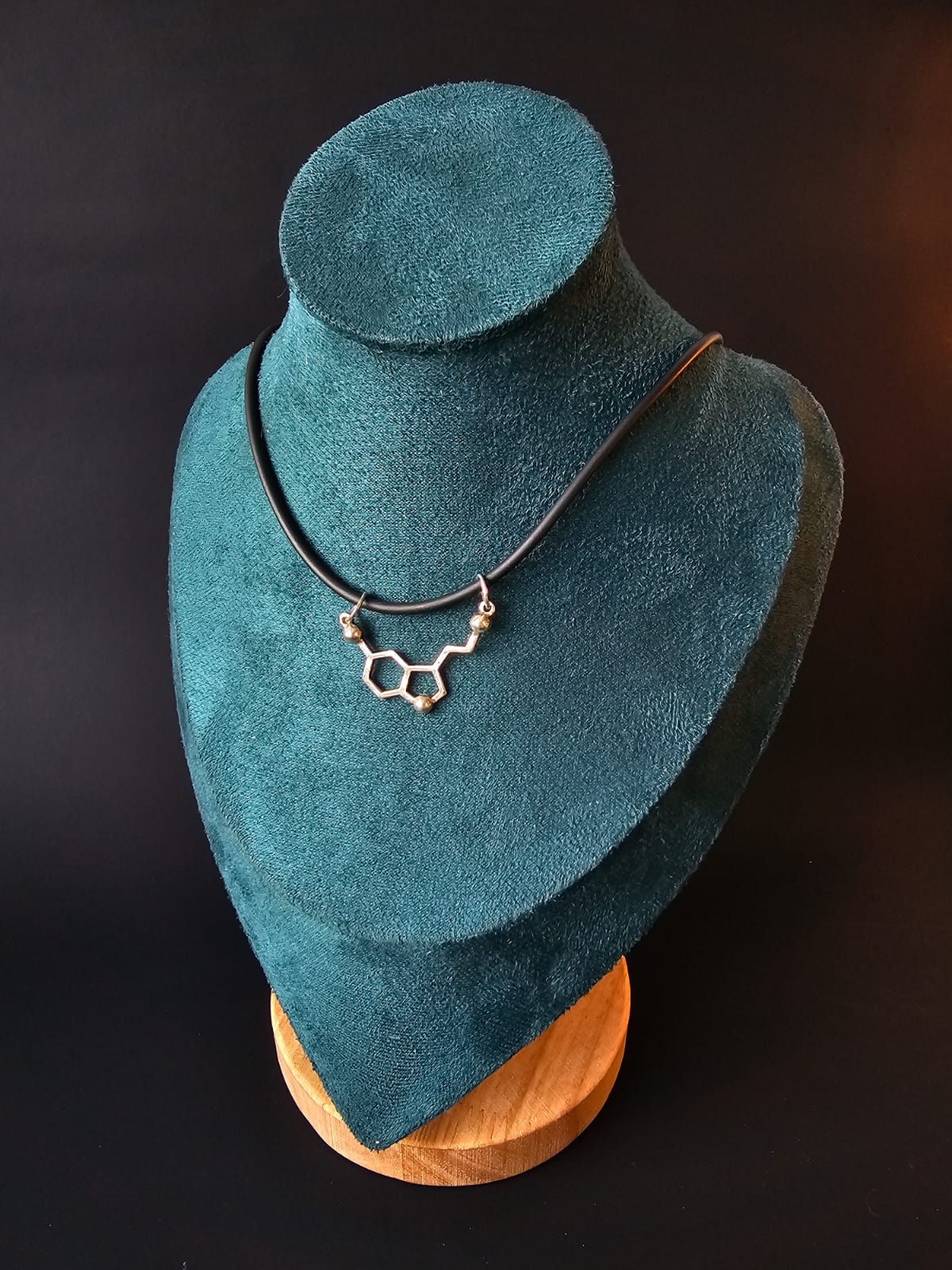 Collar de molécula serotonina plata 925