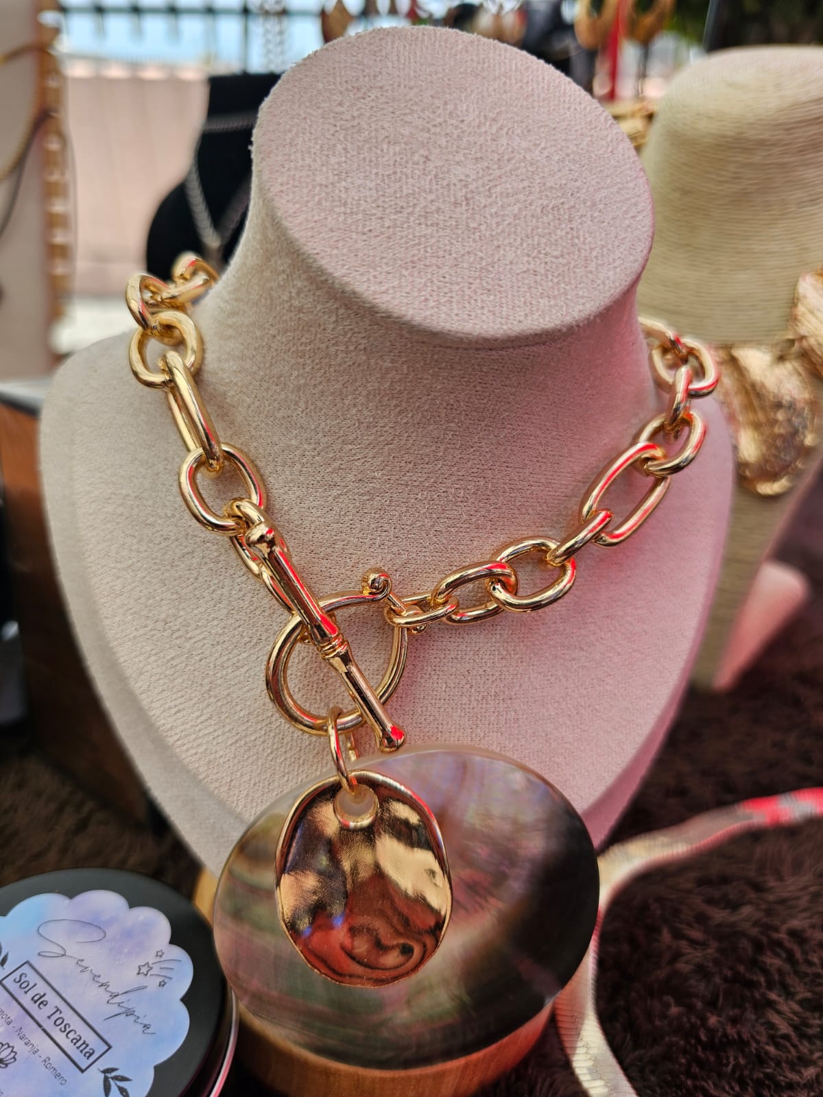 Collar dorado con dije grande