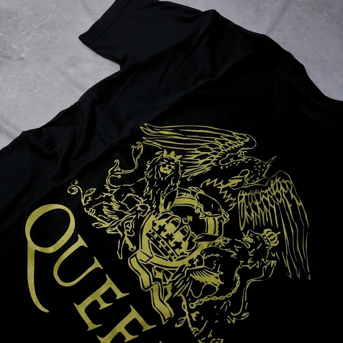 Camiseta Queen Dourado Preta Banda De Rock Unissex