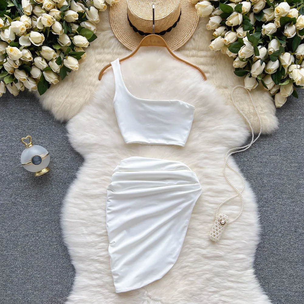 Conjunto de top blanco de un hombro y falda acampanada NIEVE