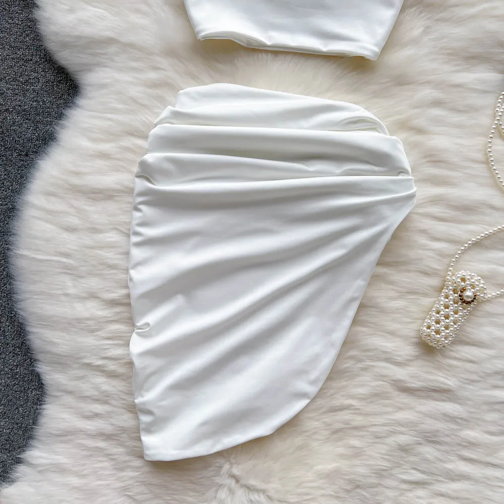 Conjunto de top blanco de un hombro y falda acampanada NIEVE