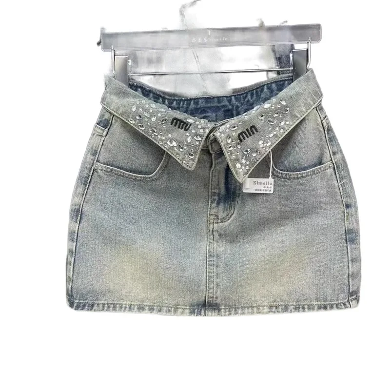 Falda de mezclilla con cuello decorativo