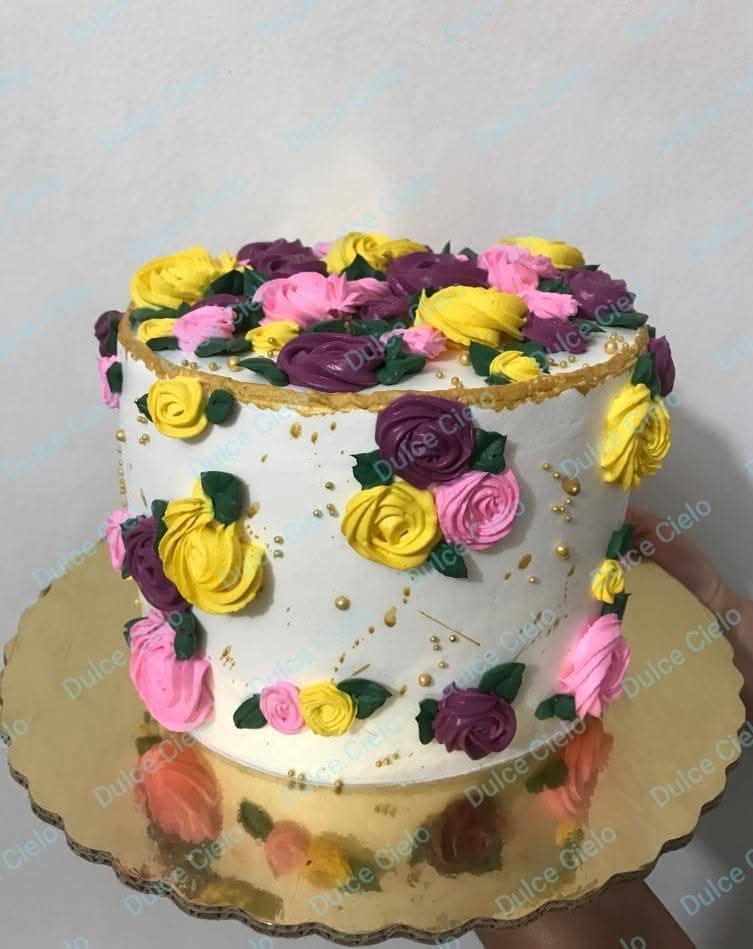 Pastel decorado con flores