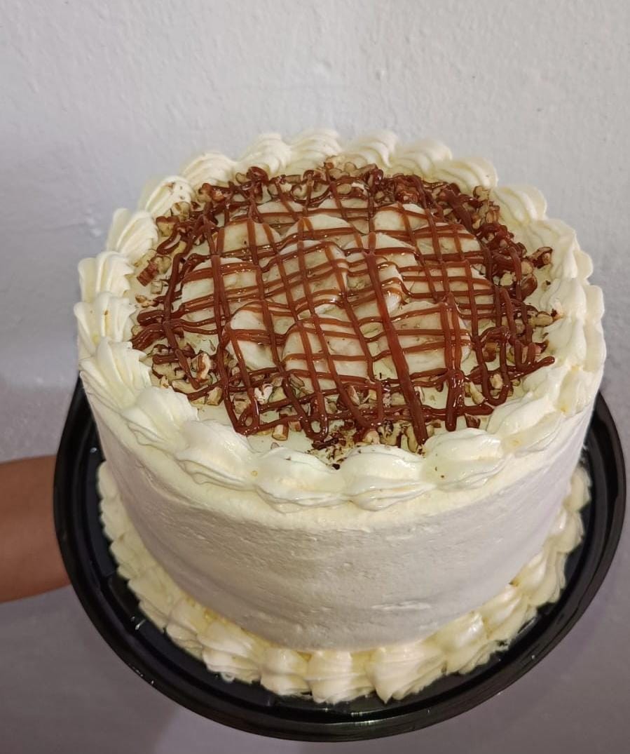 Pastel de vainilla con decoración de chocolate