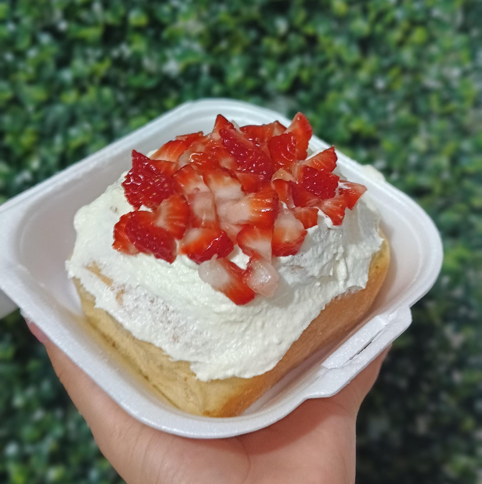 Rollito de canela con fresas