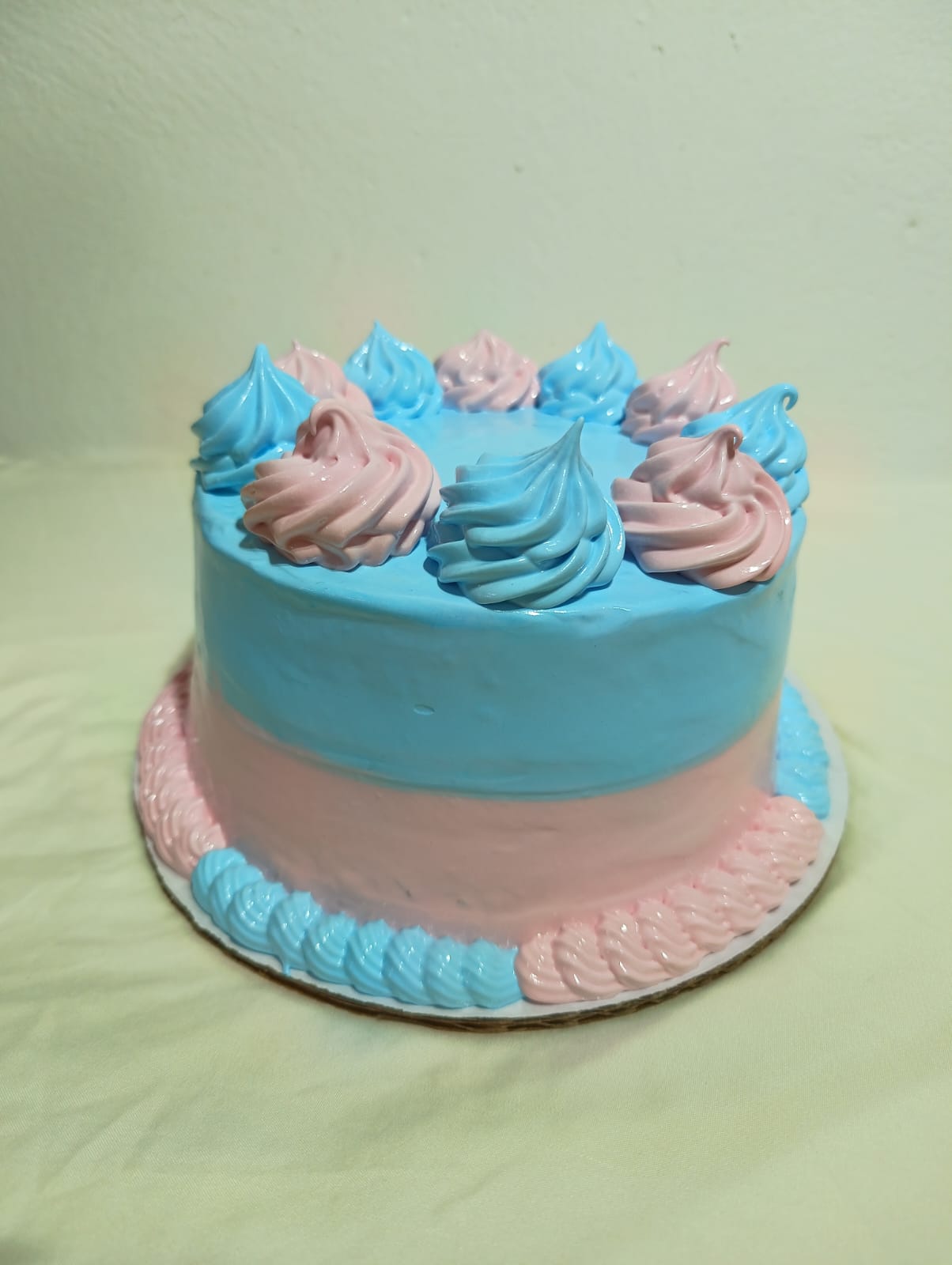 Pastel de crema azul y rosa