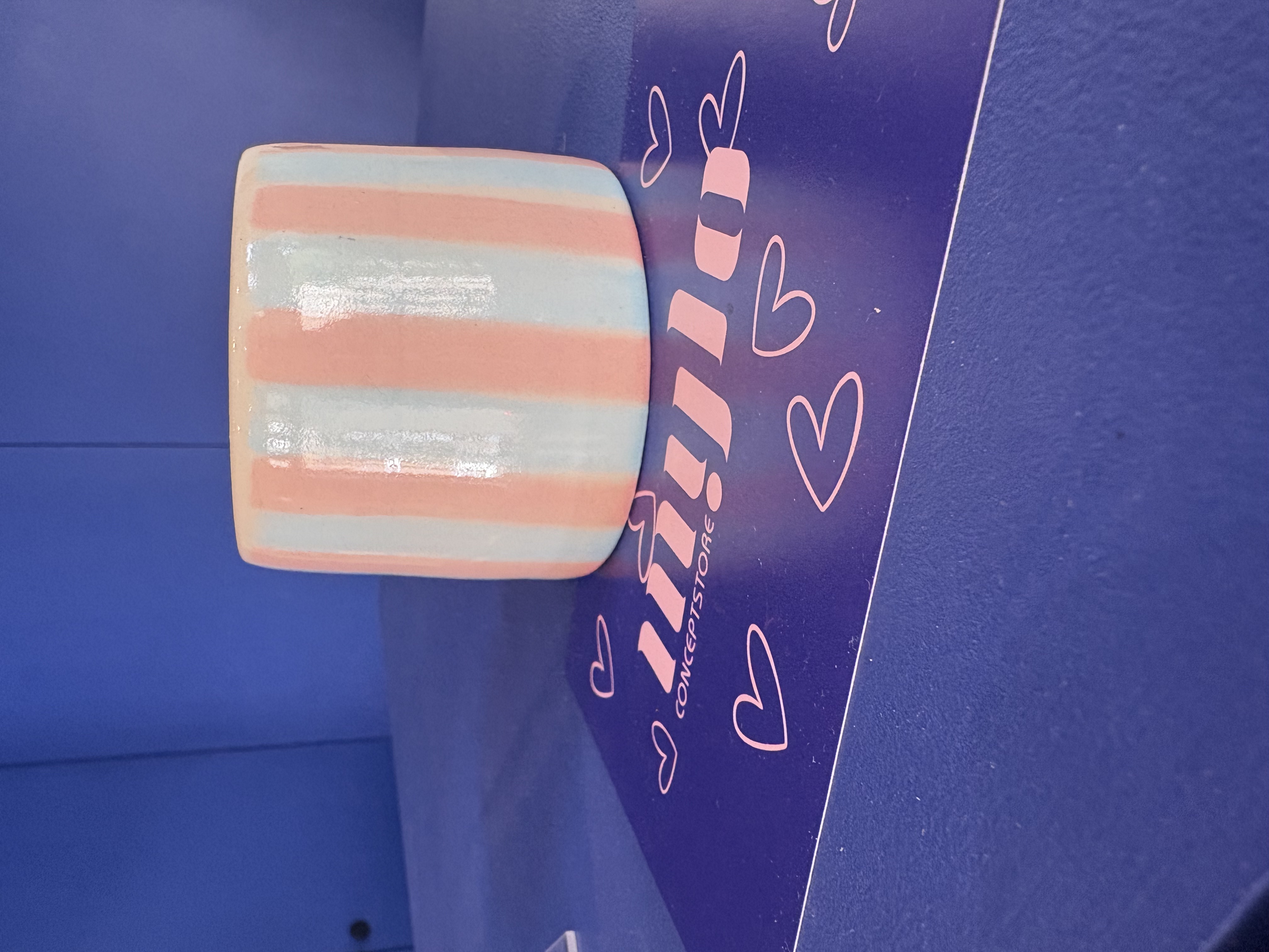 Tasse en céramique rose et bleu