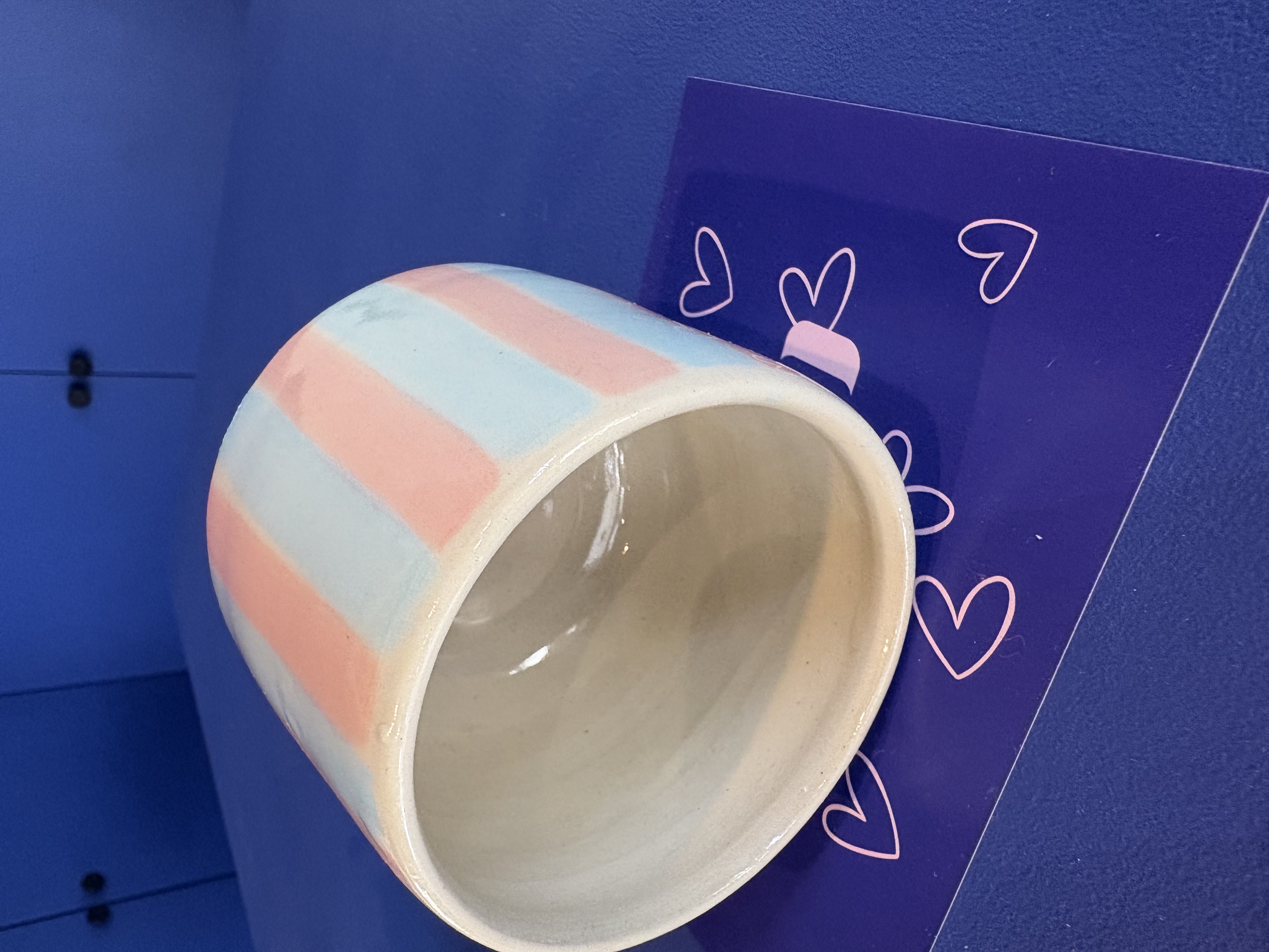 Tasse en céramique rose et bleu