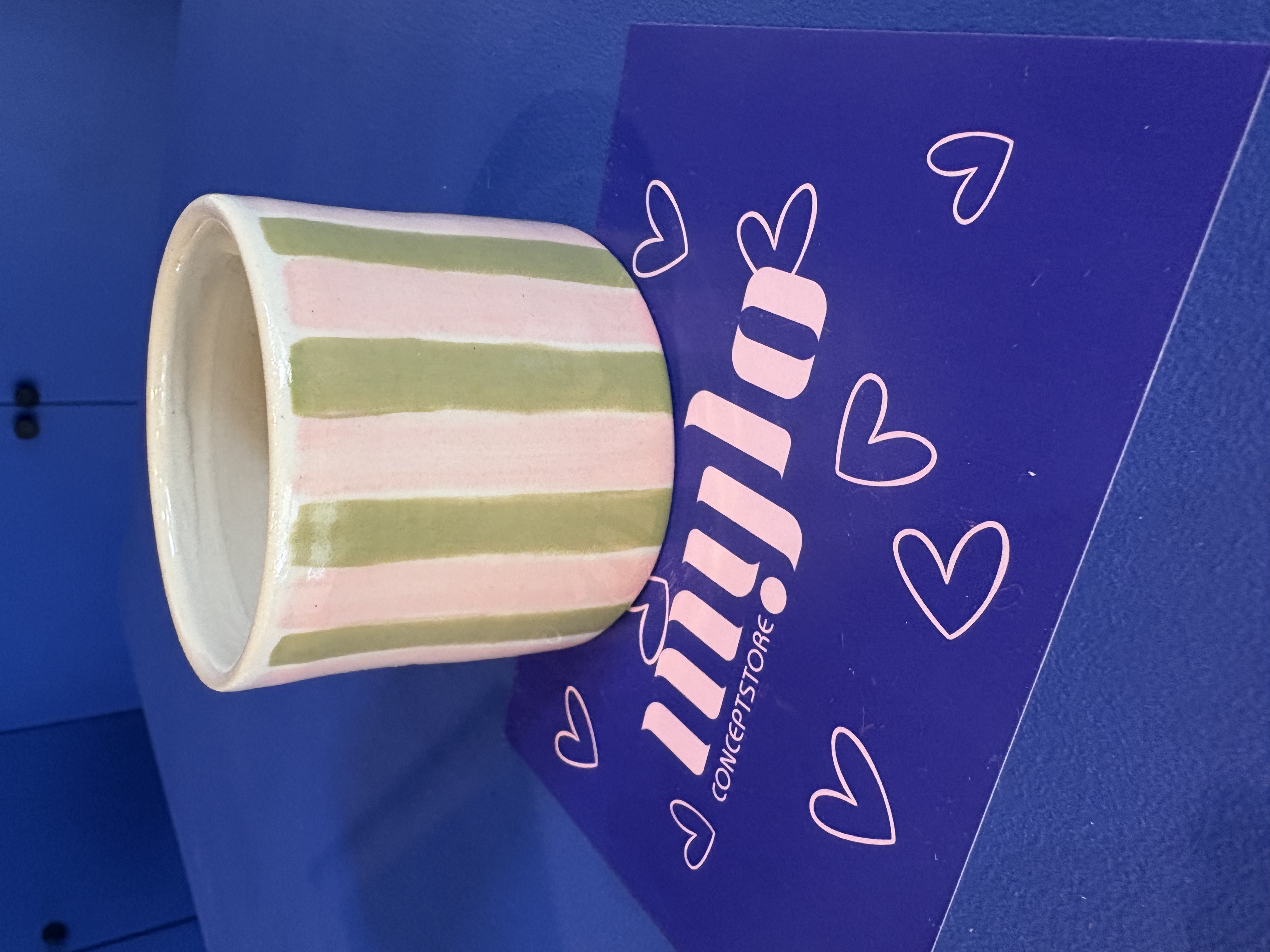 Tasse en céramique rayée vert rose