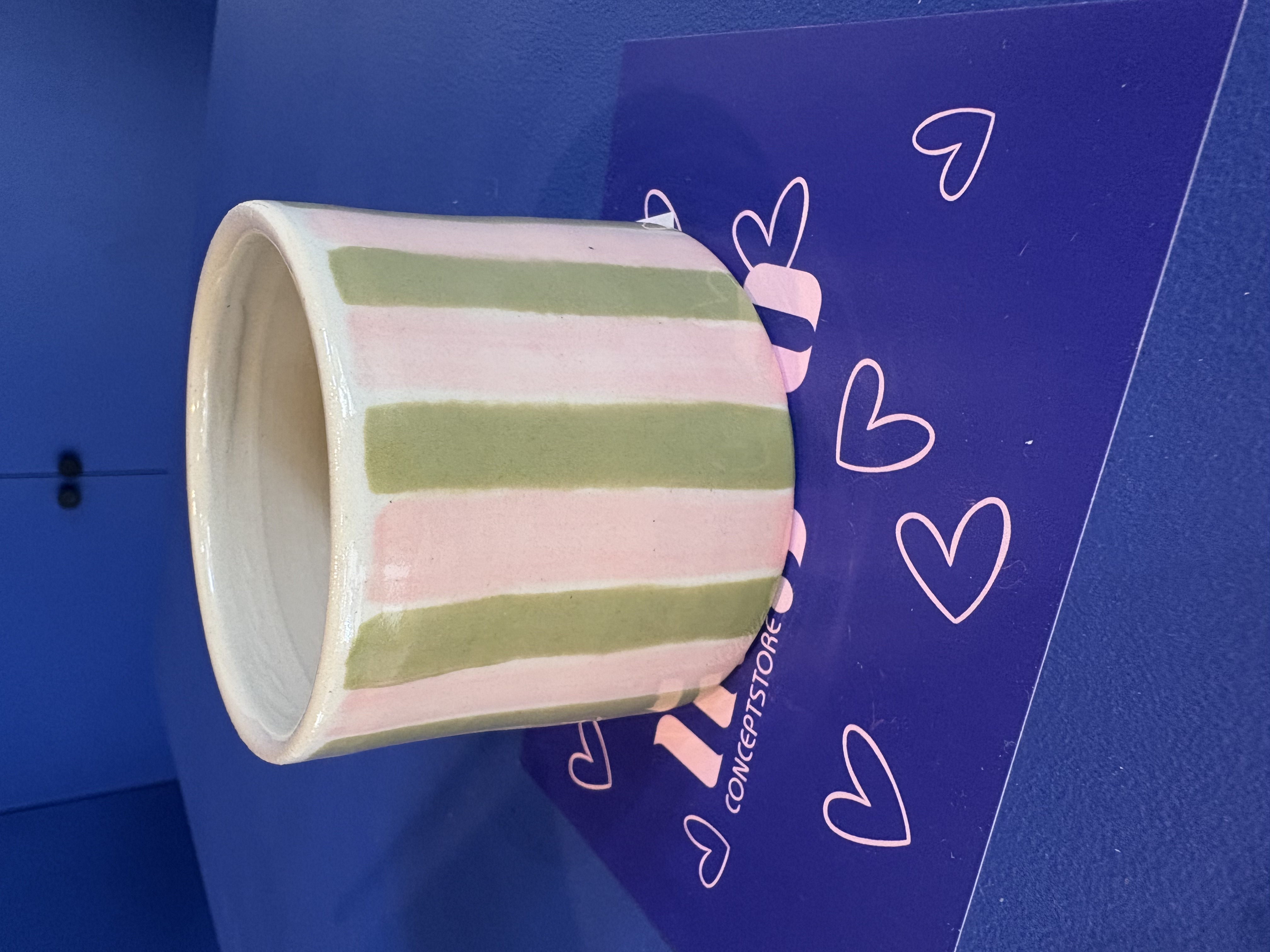 Tasse en céramique rayée vert rose 