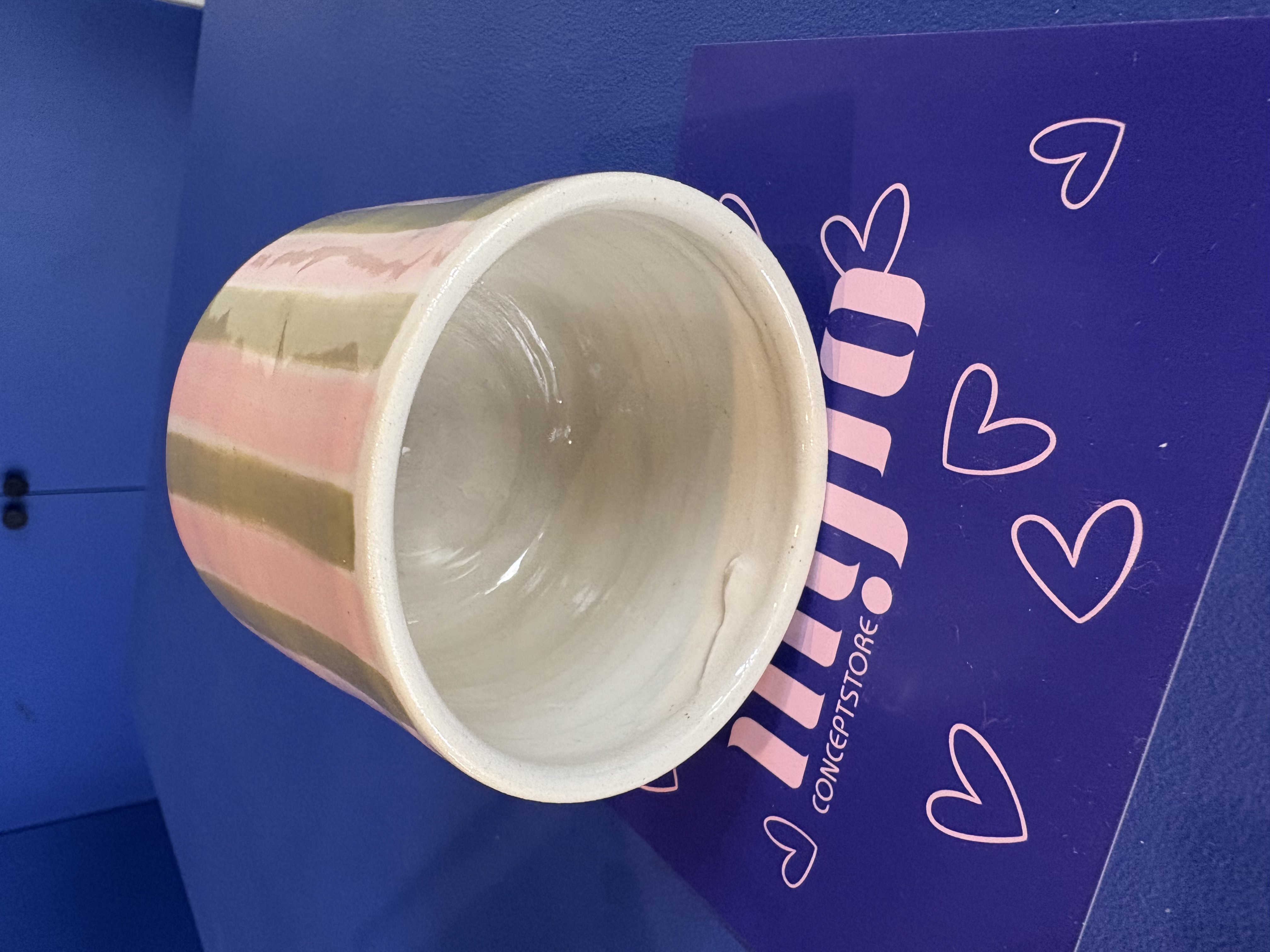 Tasse en céramique rayée vert rose 