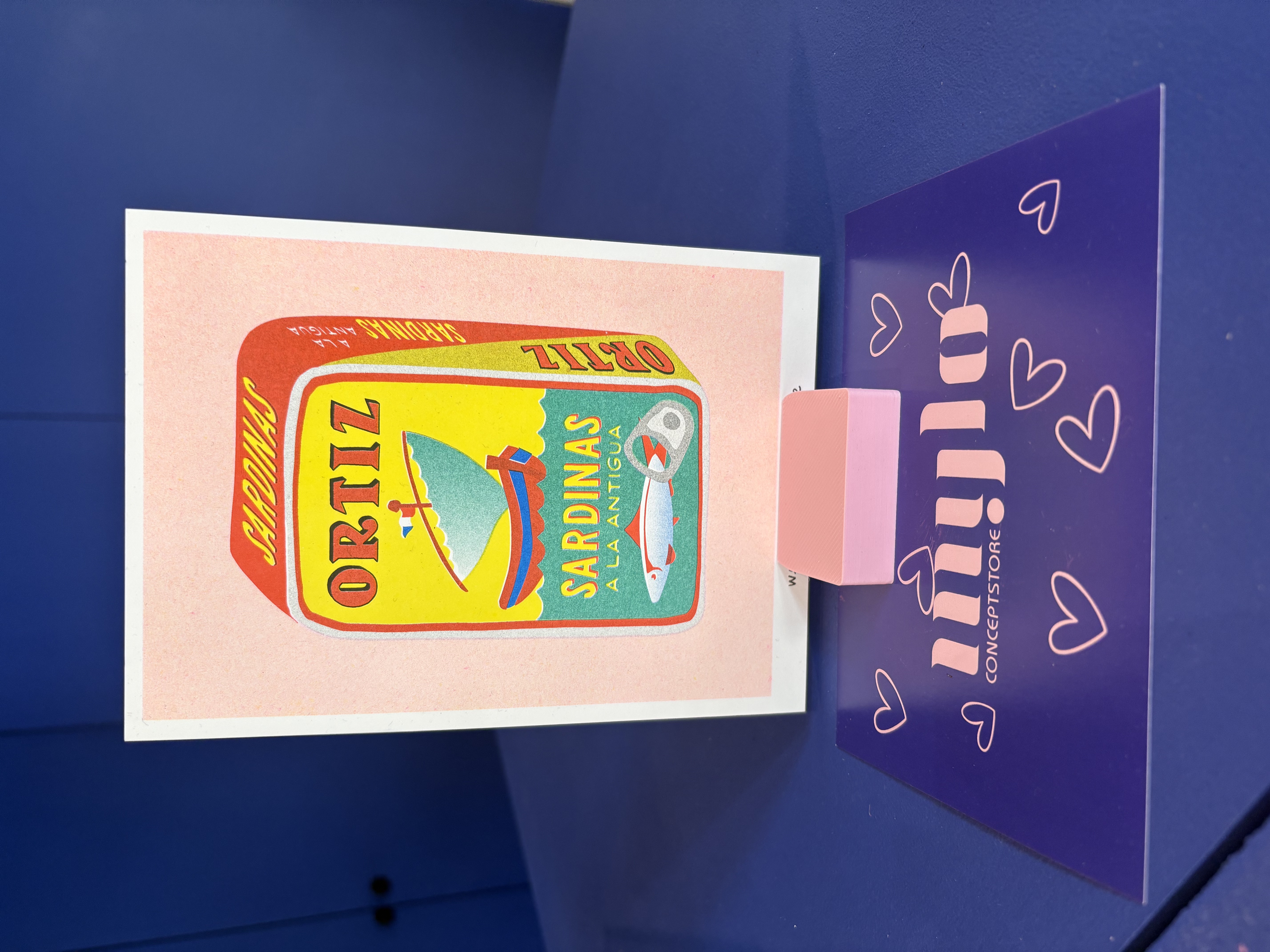 Tirage risographique d'une boîte pleine de sardines
