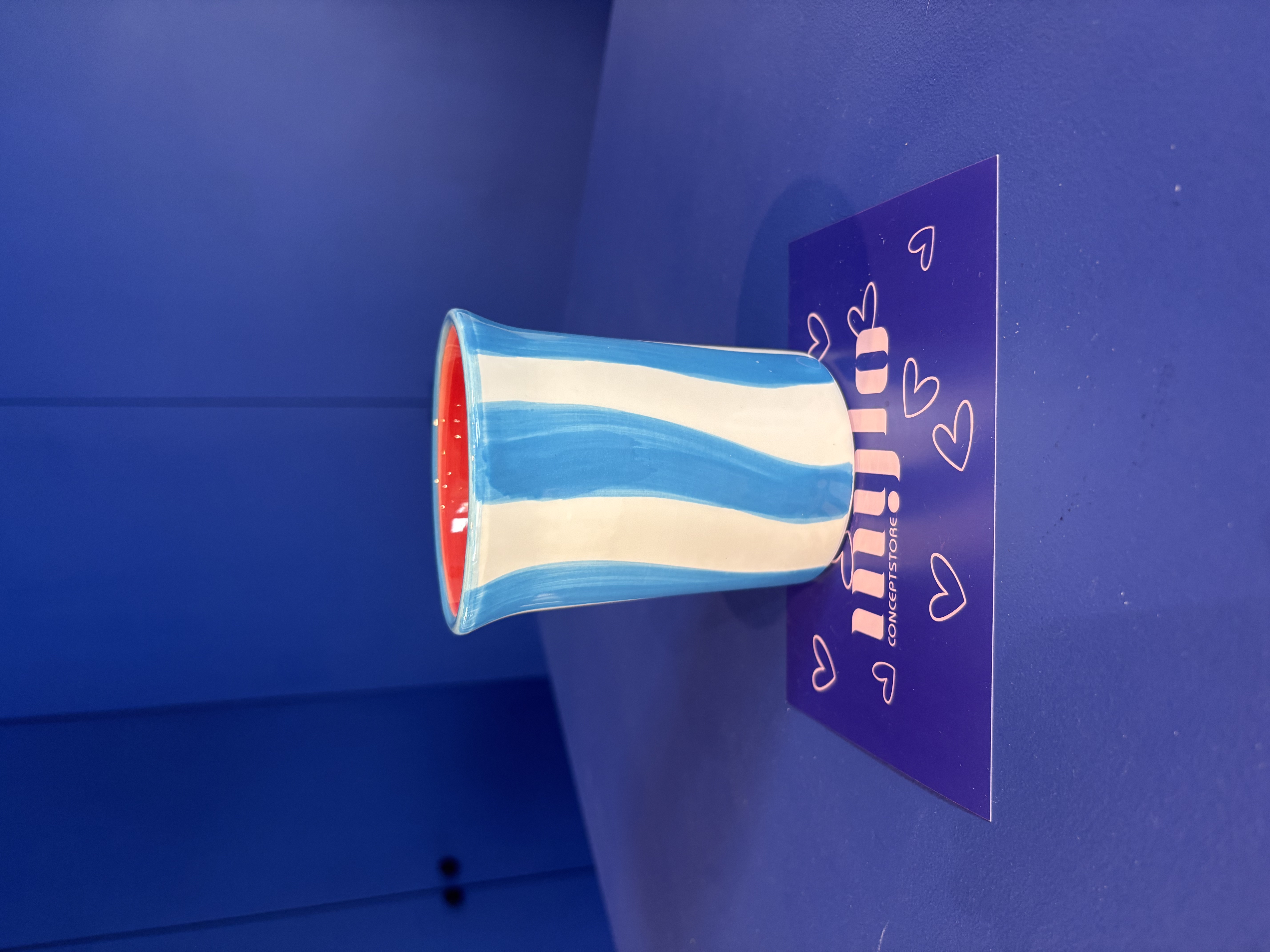 Tasse rayée bleue et blanche