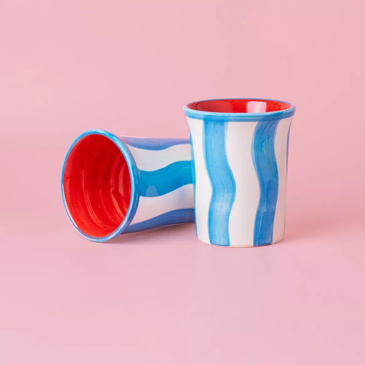 Tasse rayée bleue et blanche