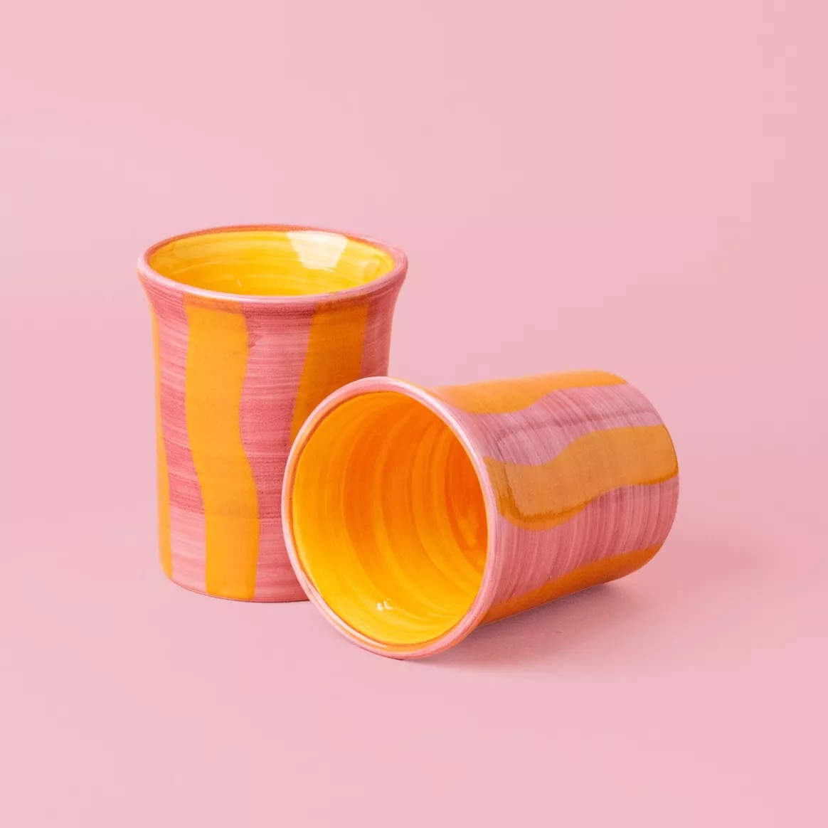 Tasse rayée jaune et rose 