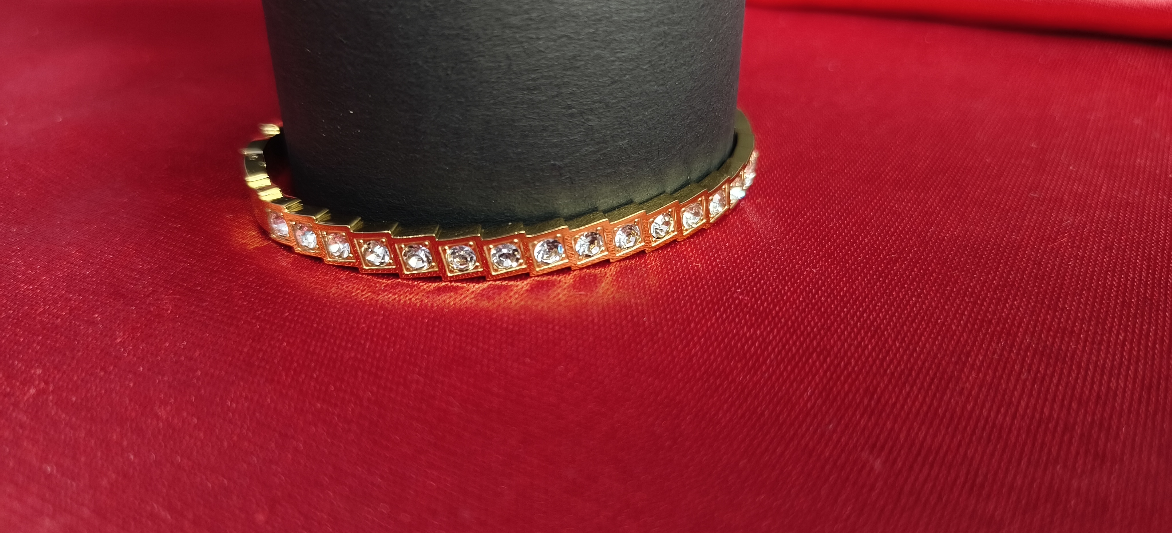 Elegant Diamond Studded Bracelet (1051)