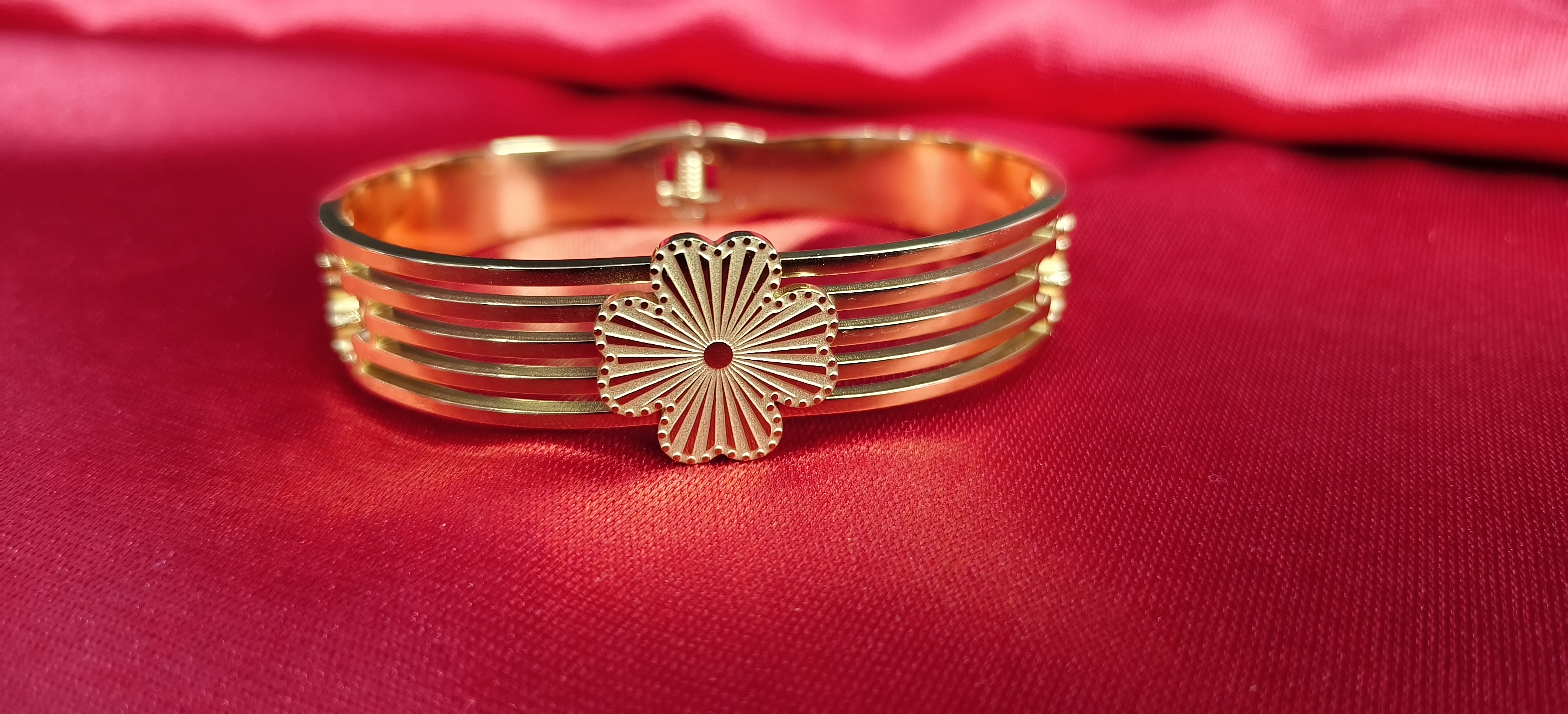 Elegant Golden Floral Bracelet (1058)