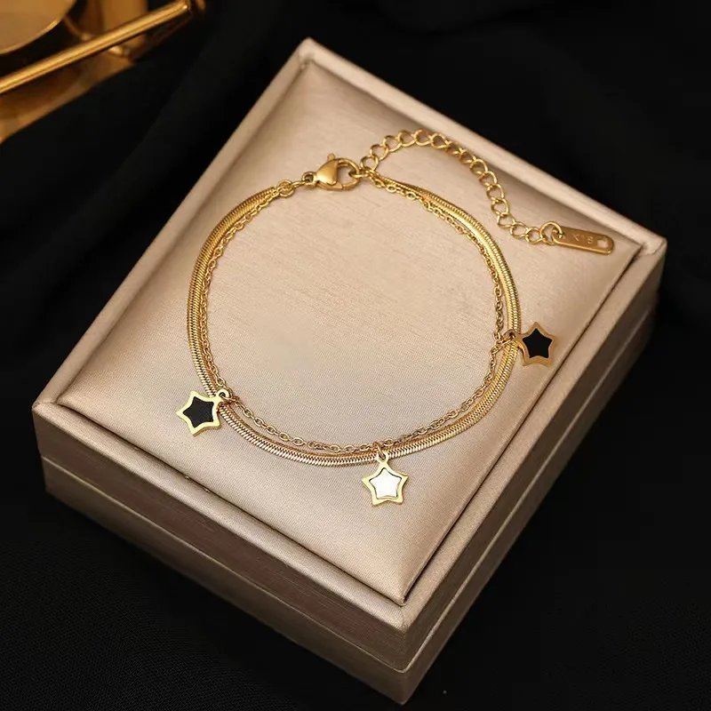 Pulsera dorada con estrellas