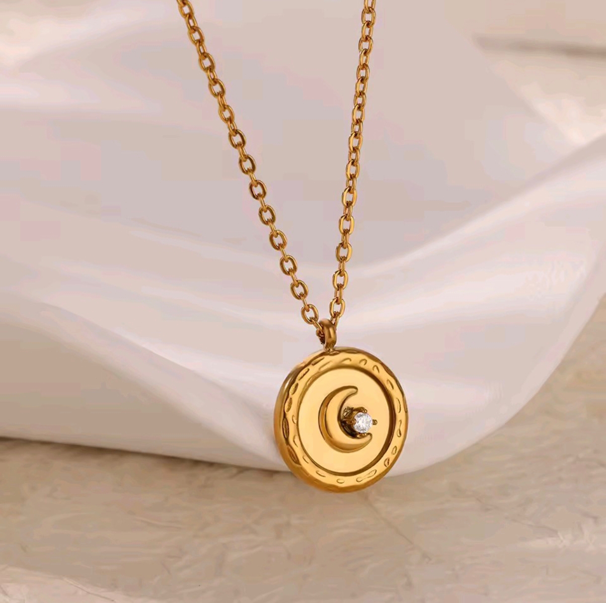 Collar con colgante de luna dorada