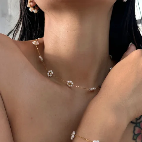 Collar de flores con perlas