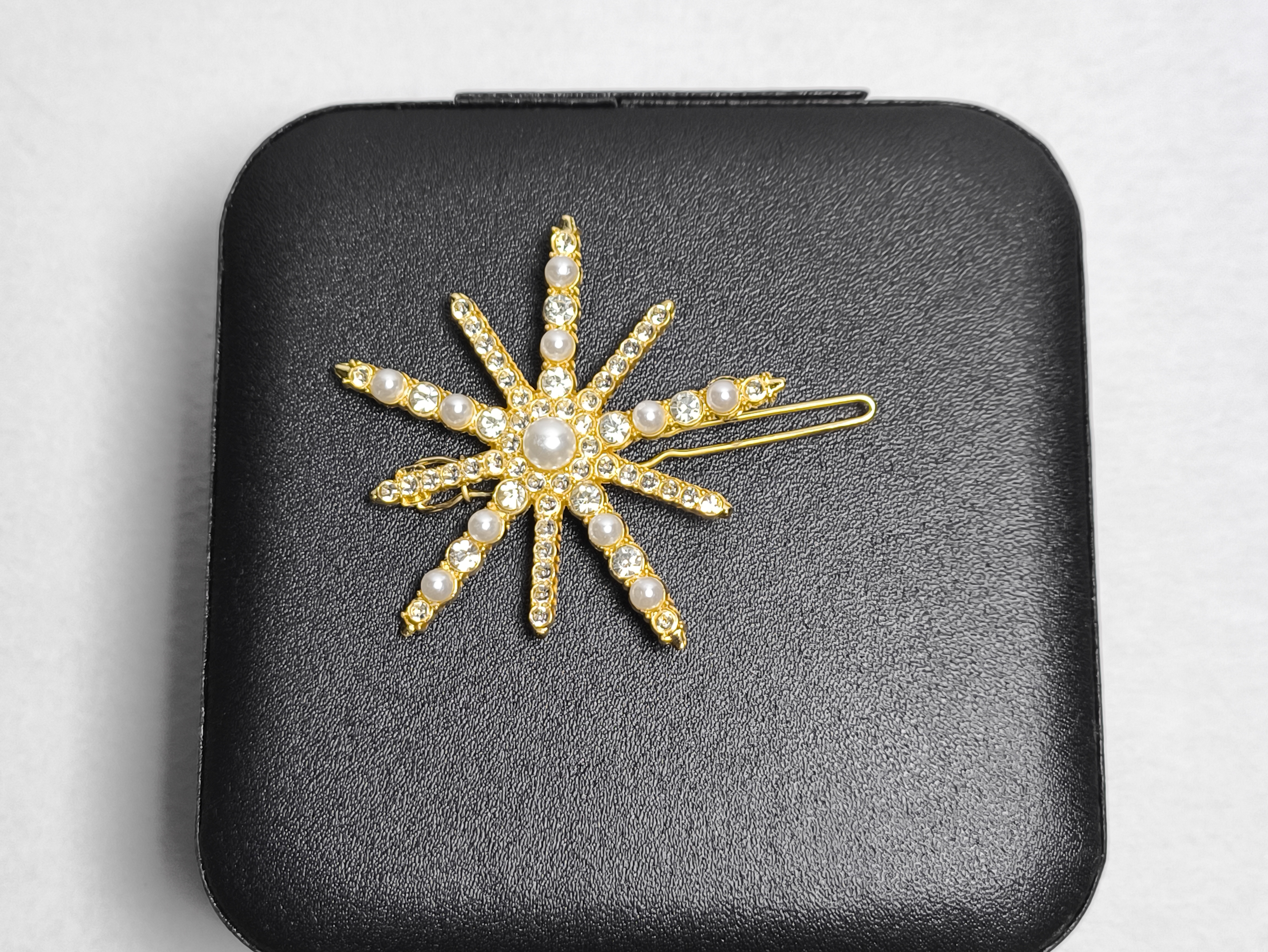 Broche de estrella dorada para el cabello