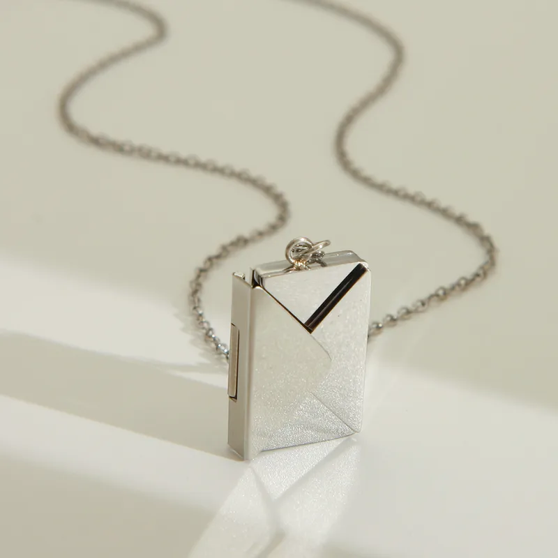 Collar con colgante de sobre