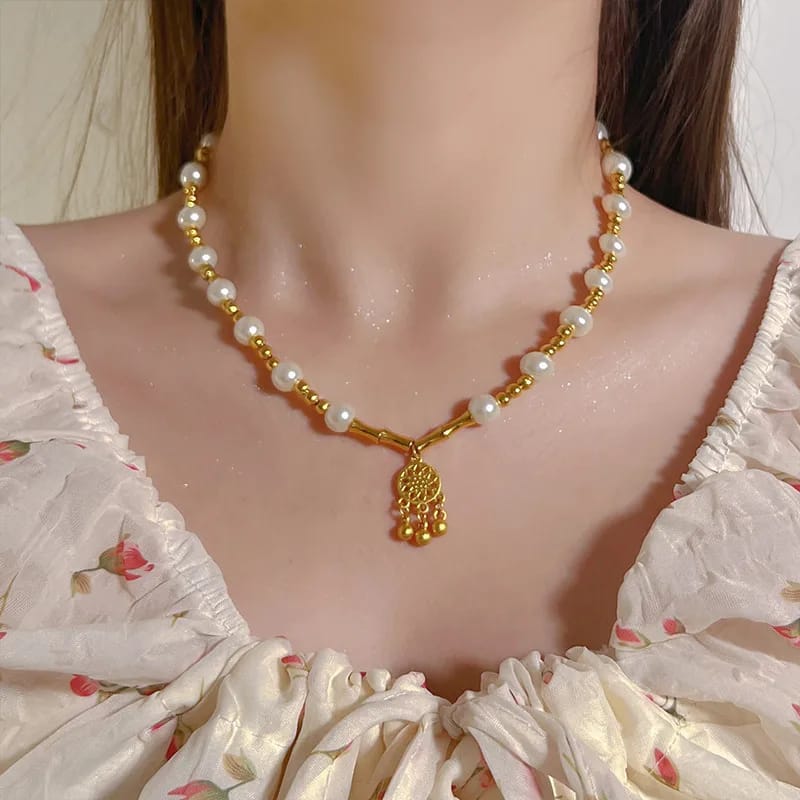 Collar de perlas doradas