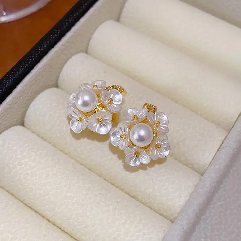 Pendientes de perlas con flores