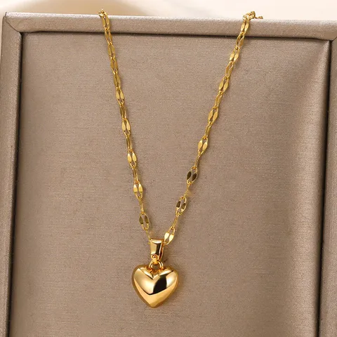 Collar con dije de corazón dorado