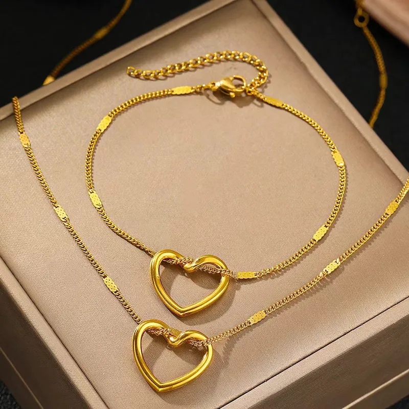 Conjunto de collar y pulsera de corazón dorado