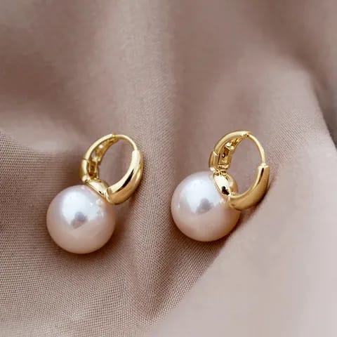 Aretes de perla con aro dorado