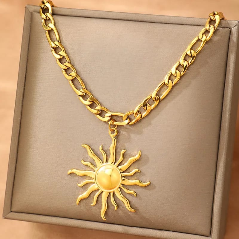 Collar dorado con colgante de sol