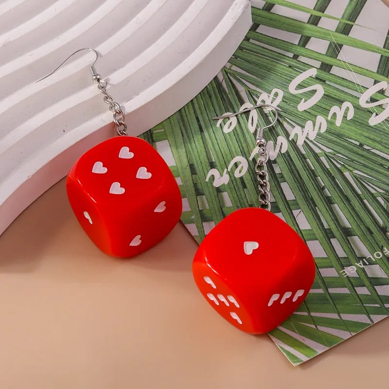 Aretes de dados rojos