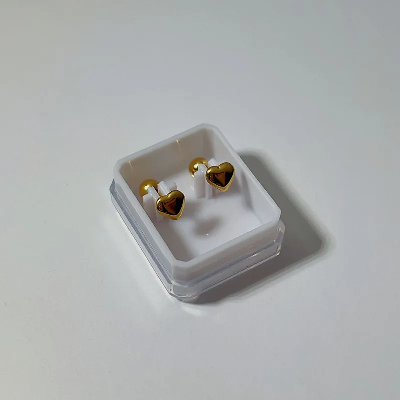 Aretes de corazón dorado