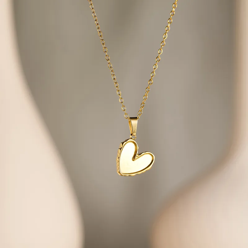 Collar de corazón dorado