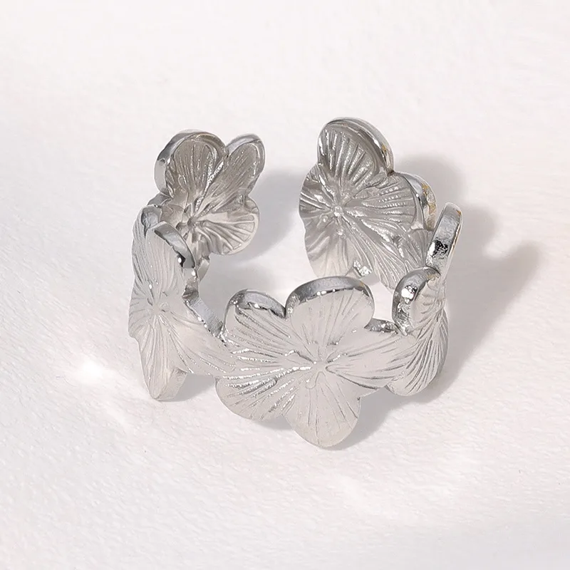 Anillo de flores plateado