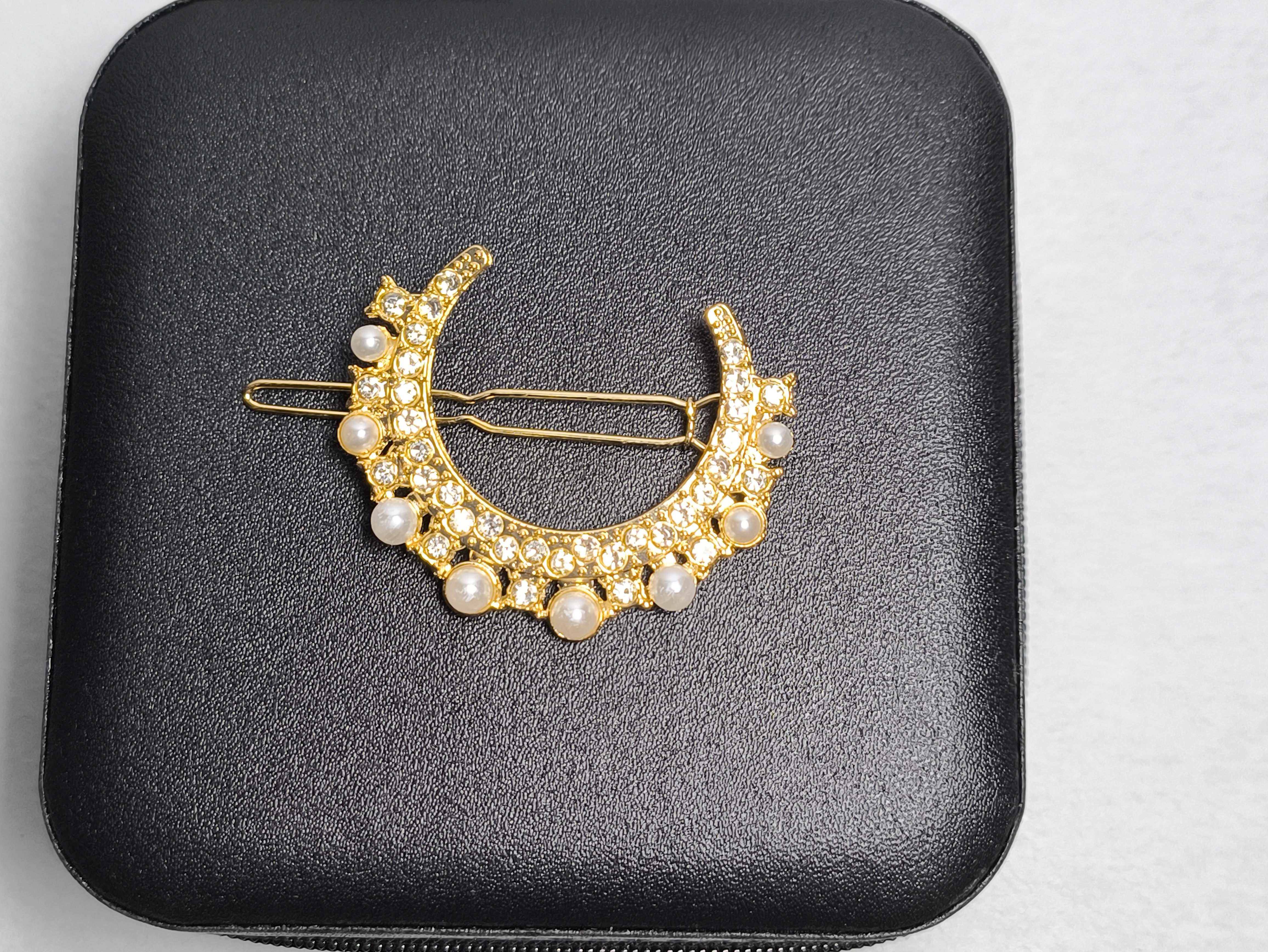 Broche dorado con perlas