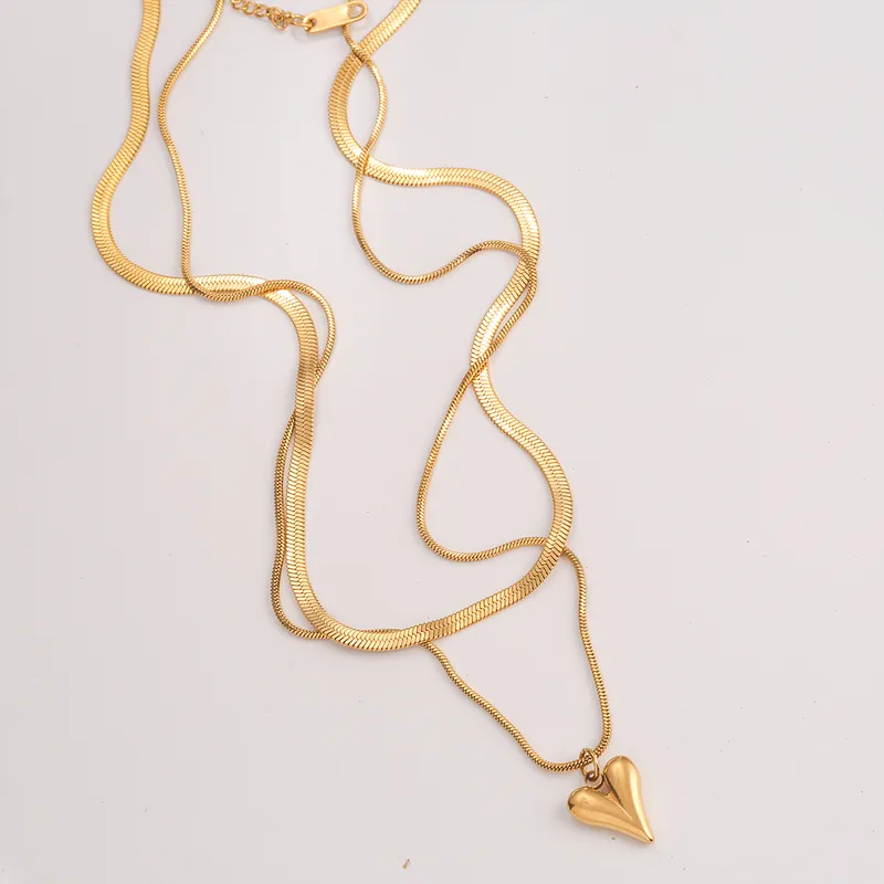 Collar dorado con dije de corazón