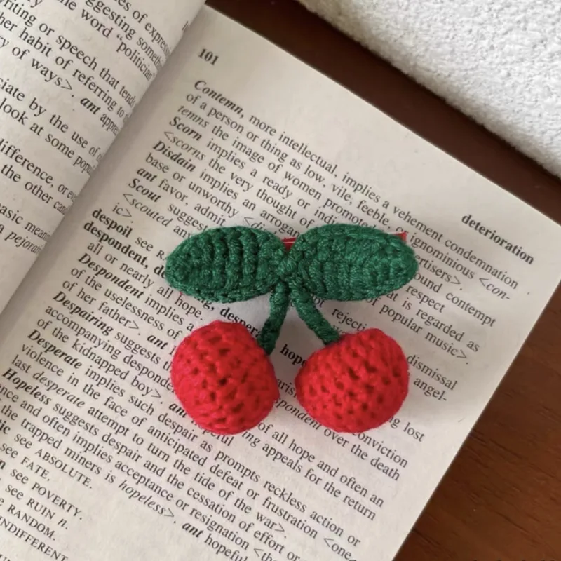 Broche de cereza tejido a mano