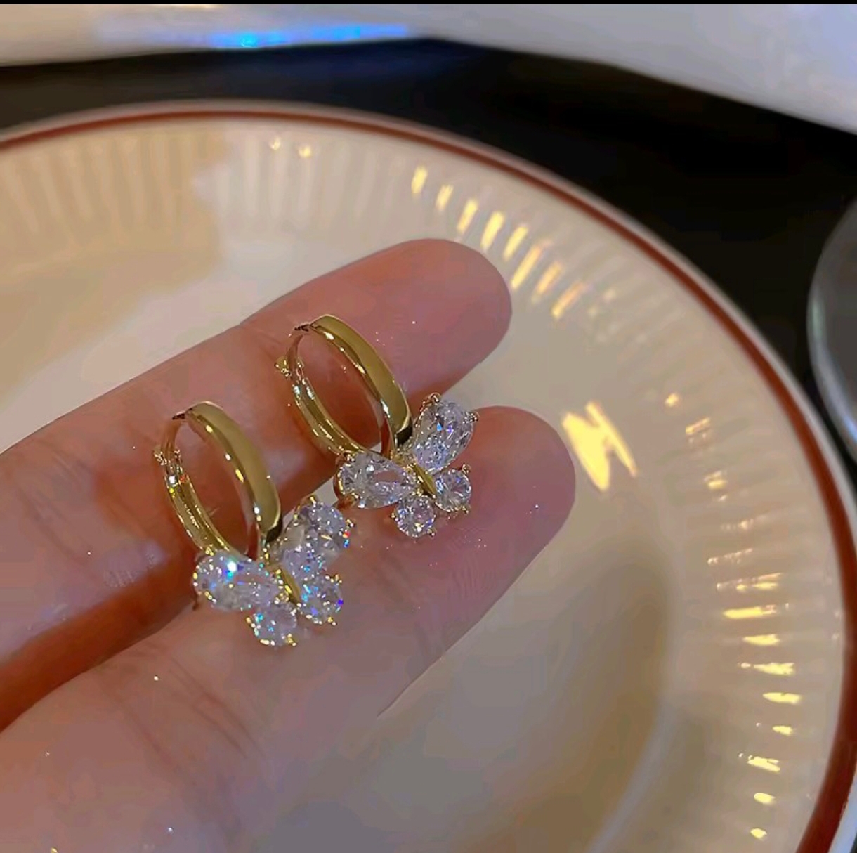 Pendientes de aro con mariposa