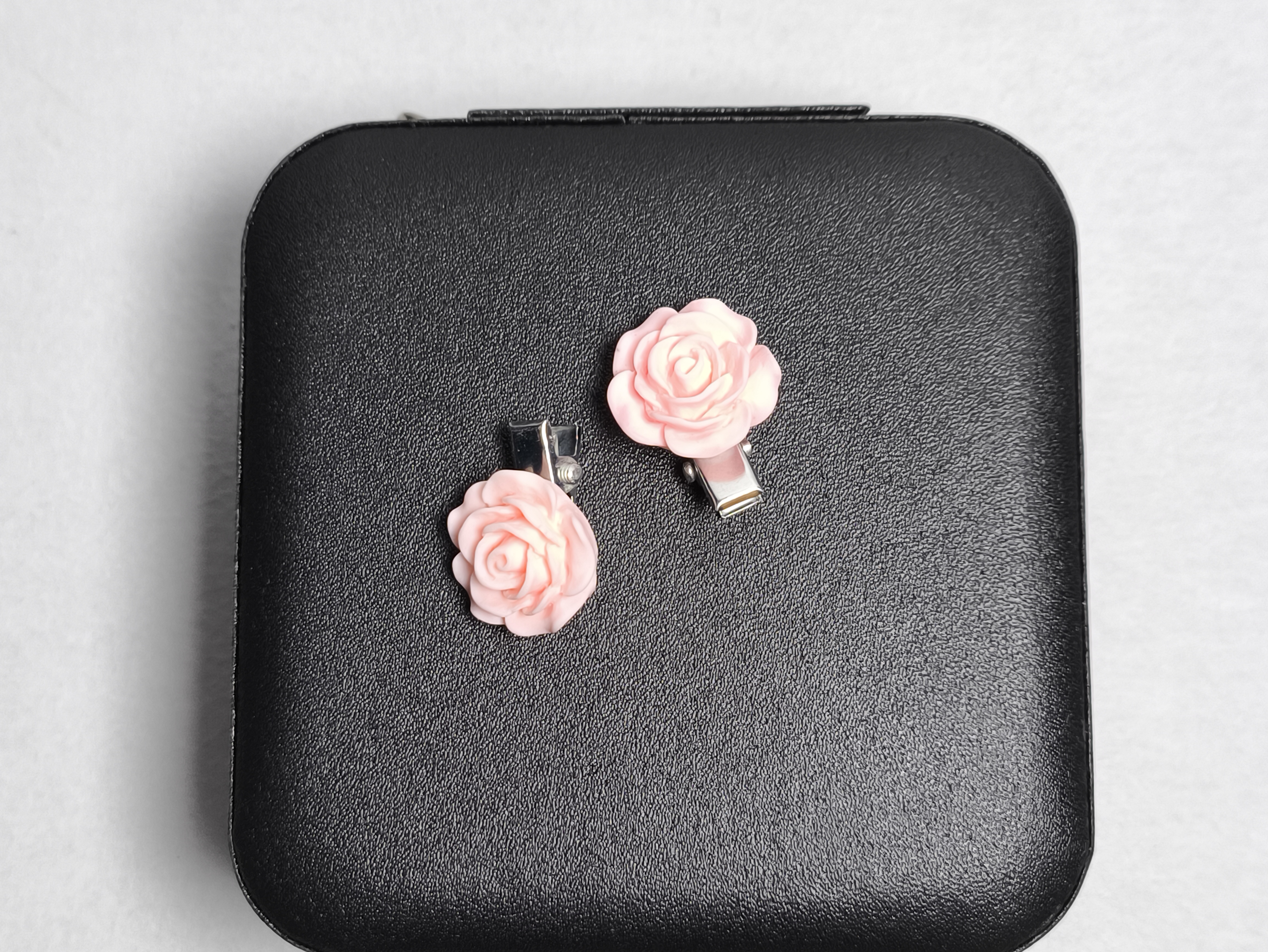 Aretes de clip con flor rosa