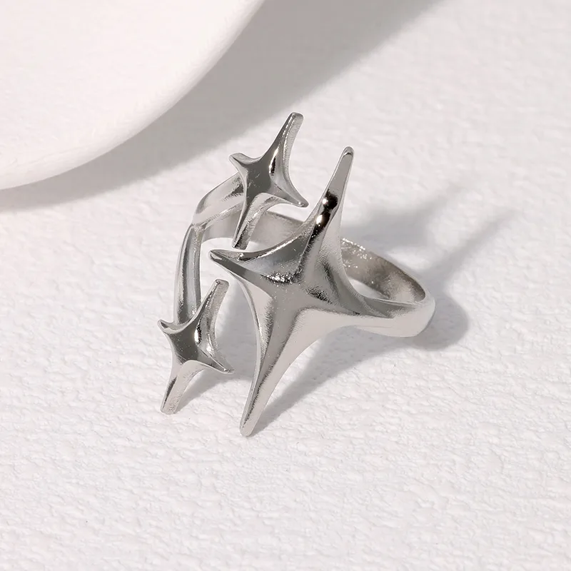 Anillo de plata con diseño de estrellas