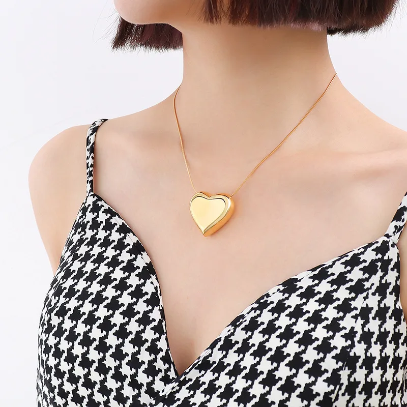 Collar de corazón dorado